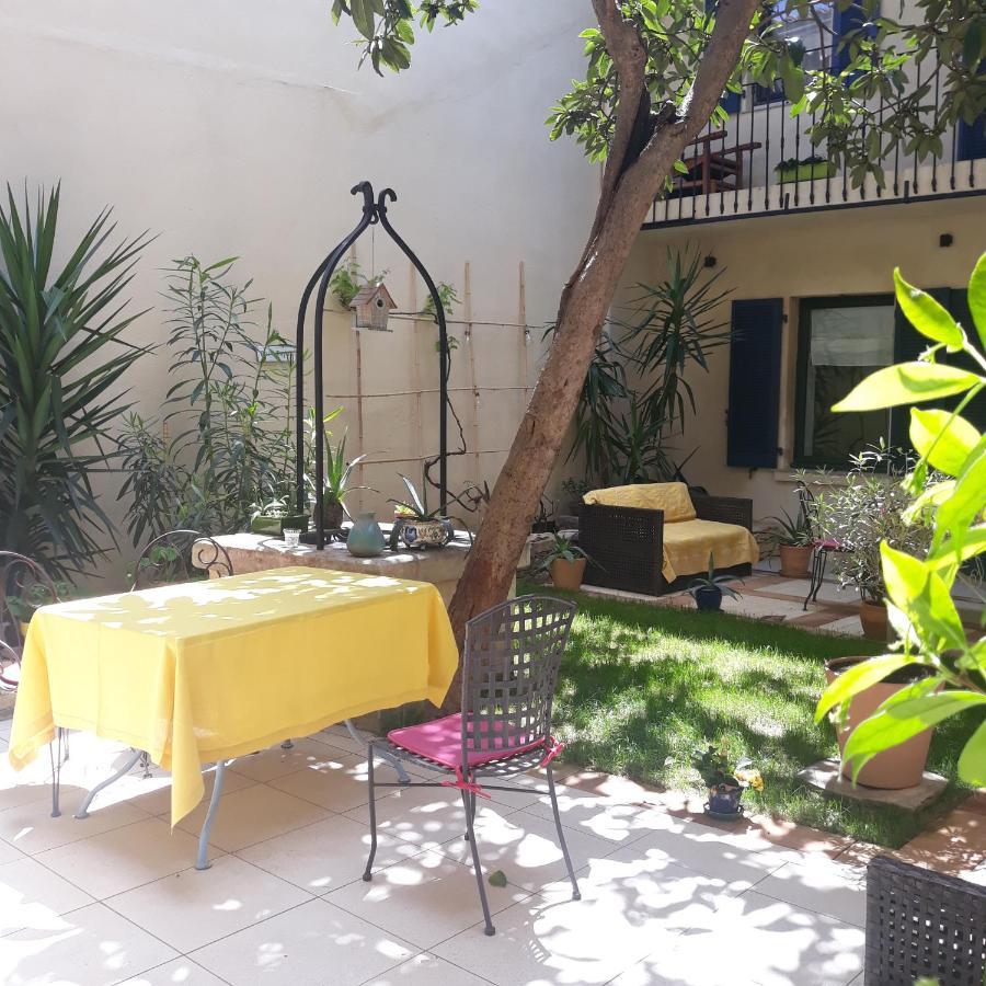 Sous Le Neflier Bed & Breakfast Nîmes Exterior foto